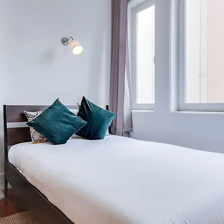 Central 4 Bed Next To Marques De Pombal * Lisboa