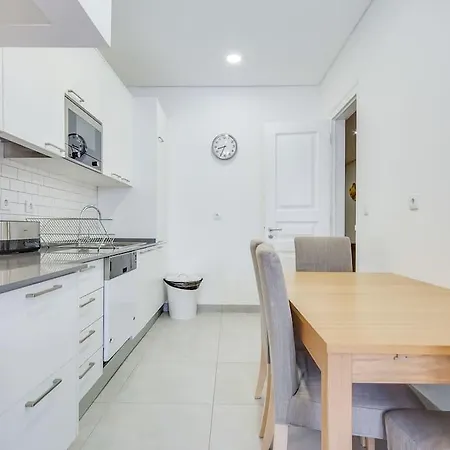 Central 4 Bed Next To Marques De Pombal * Lisboa