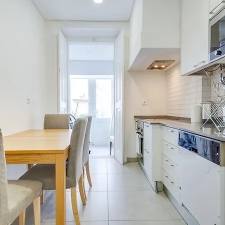 Central 4 Bed Next To Marques De Pombal *