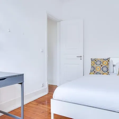 Central 4 Bed Next To Marques De Pombal Lisboa